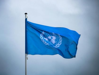 un flag flying in the wind